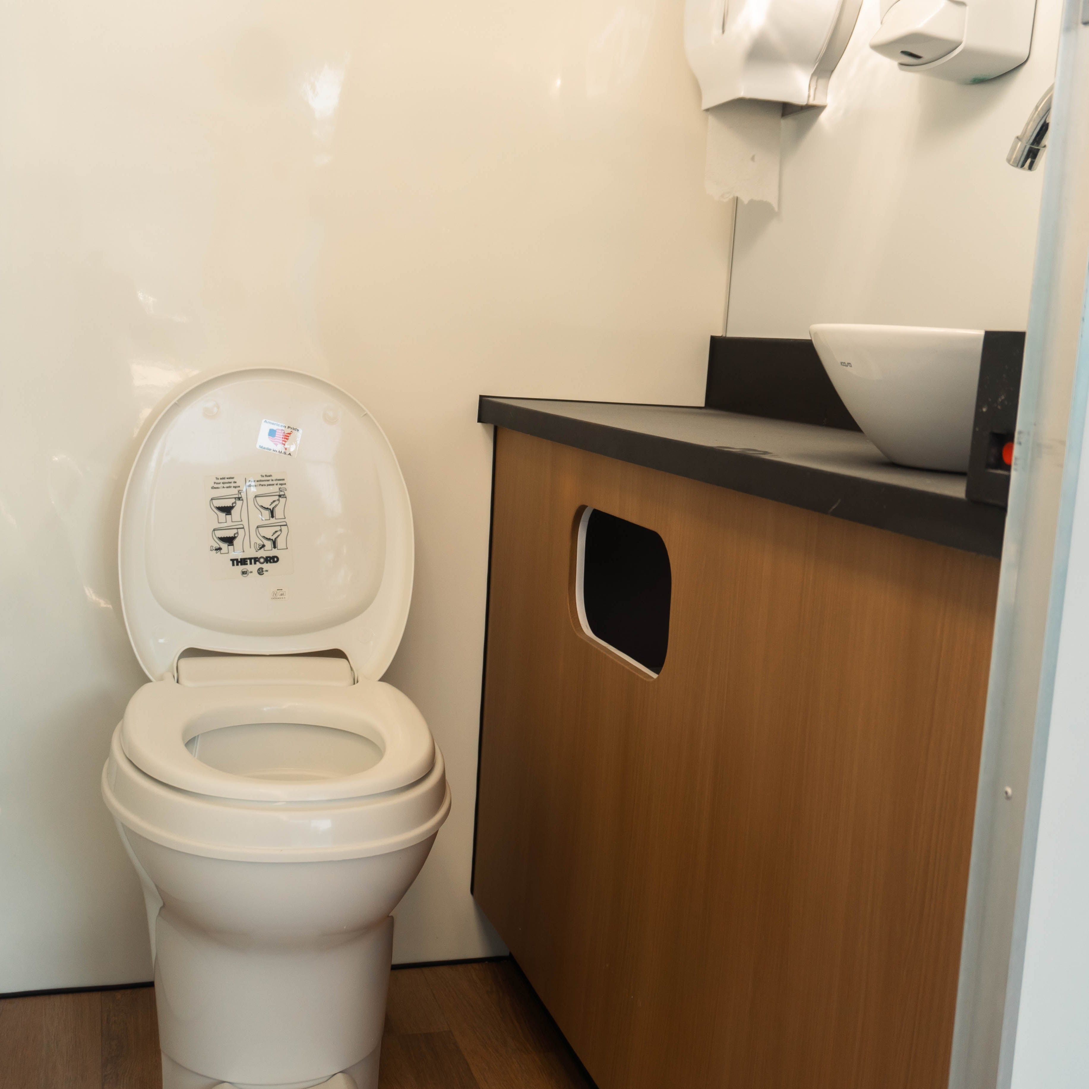 Sanitário Luxo Duplo (Aluguel)